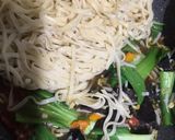 Foto langkah ke 8 dari resep Chicken Chow Mein 🇨🇳.