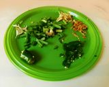 A picture of step 1 of Water chestnut chips and masala curry.