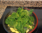 Foto del paso 2 de la receta: Salteado de garbanzos con espinacas y calabacín