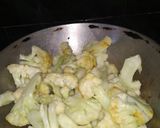 A picture of step 1 of Coconut milk cauliflower sabji.