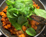 A picture of step 6 of Saag Aloo.