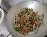 Hình bước làm 3 của món Mì xào dọn tủ lạnh😋
