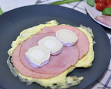 Foto del paso 2 de la receta: Rollitos de tortilla con jamón cocido y queso de cabra