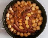 Foto del paso 7 de la receta: Salchichas encebolladas al Oporto con patatas