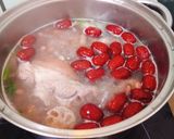 Hình bước làm 2 của món Chân giò hầm củ sen