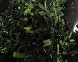 Foto langkah ke 4 dari resep Oseng Daun Pepaya dan Daun Singkong.