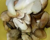 Hình bước làm 2 của món Thịt Bò Xào Nấm Rơm