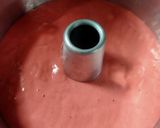 Foto langkah ke 4 dari resep Chiffon Cake Strawberry Marble.