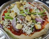 गव्हाच्या पिठाचा वेज पिझ्झा (veg pizza recipe in marathi) रेसिपी स्टेप 10 फोटो 