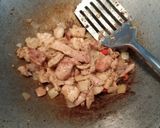รูปขั้นตอนการทำที่ 4 ของ หมูย่างพริกไทยดำผัดหอมใหญ่