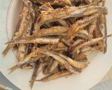 Foto del paso 2 de la receta: Boquerones fritos con requemao de ajos, pimientos morrones, cayena y vinagre