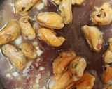 A picture of step 3 of Mussels in a garlic tomato sauce.