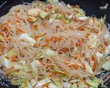 Foto langkah ke 4 dari resep Bihun goreng simple untuk isian gorengan.