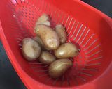 Une image de l'étape 2 de Salade de pommes de terre aux tomates, poivrons, artichauts et olives.
