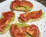 Foto del paso 2 de la receta: Barritas tostadas o sin tostar con aguacate, tomate y longaniza