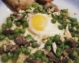Foto del passaggio 3 della ricetta Zuppa di piselli, funghi e uova in camicia