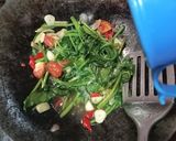 Foto langkah ke 4 dari resep Tumis Kangkung Saos Tiram.