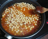 Foto del paso 4 de la receta: Garbanzos con longaniza fresca y huevos fritos