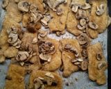Foto del passaggio 17 della ricetta Scaloppine di lonza di maiale con i funghi al forno