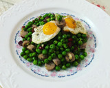 Foto del paso 8 de la receta: Guisantes salteados con jamón, huevos de codorniz y salchichas