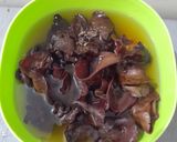 Foto langkah ke 1 dari resep Sup Jamur Kuping dan Bakso.