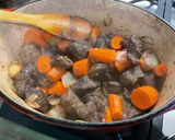 Une image de l'étape 16 de Bœuf braisé aux carottes et pommes de terre.