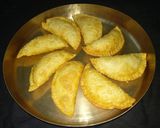 A picture of step 5 of Gujarati style Ghughra/karanji/Gujjiya.