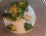 Foto del paso 2 de la receta: Crema de aguacate con salmón ahumado y langostinos