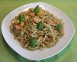 Foto del paso 5 de la receta: Tallarines al pesto con langostinos