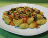Foto del paso 7 de la receta: Ñoquis con salteado de verduras y mejillones