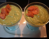 Foto del paso 4 de la receta: Crema de aguacate con salmón ahumado y langostinos