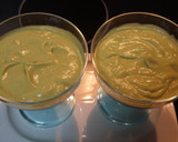 Foto del paso 3 de la receta: Crema de aguacate con salmón ahumado y langostinos