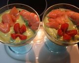 Foto del paso 5 de la receta: Crema de aguacate con salmón ahumado y langostinos