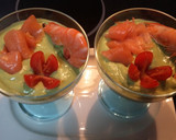 Foto del paso 5 de la receta: Crema de aguacate con salmón ahumado y langostinos