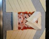 Foto del paso 5 de la receta: Trenza de hojaldre con fritada y langostinos 
