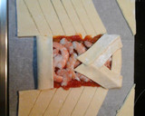 Foto del paso 5 de la receta: Trenza de hojaldre con fritada y langostinos 