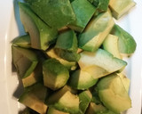 Foto del paso 1 de la receta: Crema de aguacate con salmón ahumado y langostinos