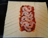 Foto del paso 3 de la receta: Trenza de hojaldre con fritada y langostinos 