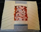 Foto del paso 4 de la receta: Trenza de hojaldre con fritada y langostinos 