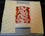 Foto del paso 4 de la receta: Trenza de hojaldre con fritada y langostinos 
