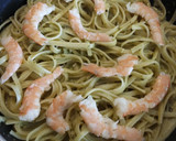Foto del paso 4 de la receta: Tallarines al pesto con langostinos