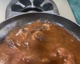 Foto del paso 5 de la receta: Chuleta de res con salsa de chile pasilla y pimiento verde