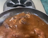 Foto del paso 5 de la receta: Chuleta de res con salsa de chile pasilla y pimiento verde