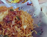 Foto langkah ke 6 dari resep Mie Goreng Wortel & Fishroll (Mie Instan jd Spesial).