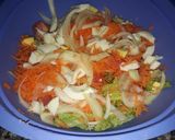 Foto del paso 6 de la receta: Ensalada de lechuga, tomate, zanahoria, cebolla y huevo duro