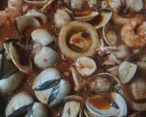Foto del paso 6 de la receta: Chipirones con almejas y calamares en salsa