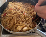 Foto del paso 8 de la receta: Espaguetis al vermú, coquinas y gambones