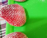 صورة لخطوة 2 من وصفة تجميد الفراولة على شكلها🍓
