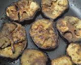 Foto del paso 1 de la receta: Bocaditos de berenjena🍆con queso🥯tomate y pollo🍅🍗🧀
