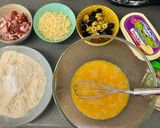Foto del paso 1 de la receta: Pan relleno de cebolla, jamón, bacon, queso y aceitunas con un toque de orégano y ajo (sin lactosa)